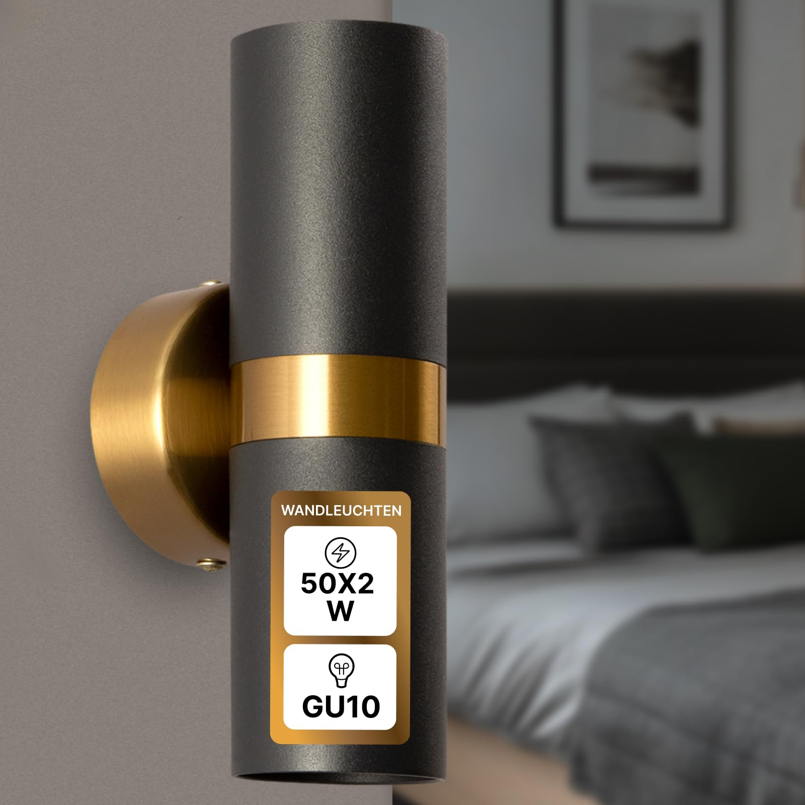 Eine dunkle Wandleuchte mit goldenen Akzenten hängt vor einem unscharfen Bett.