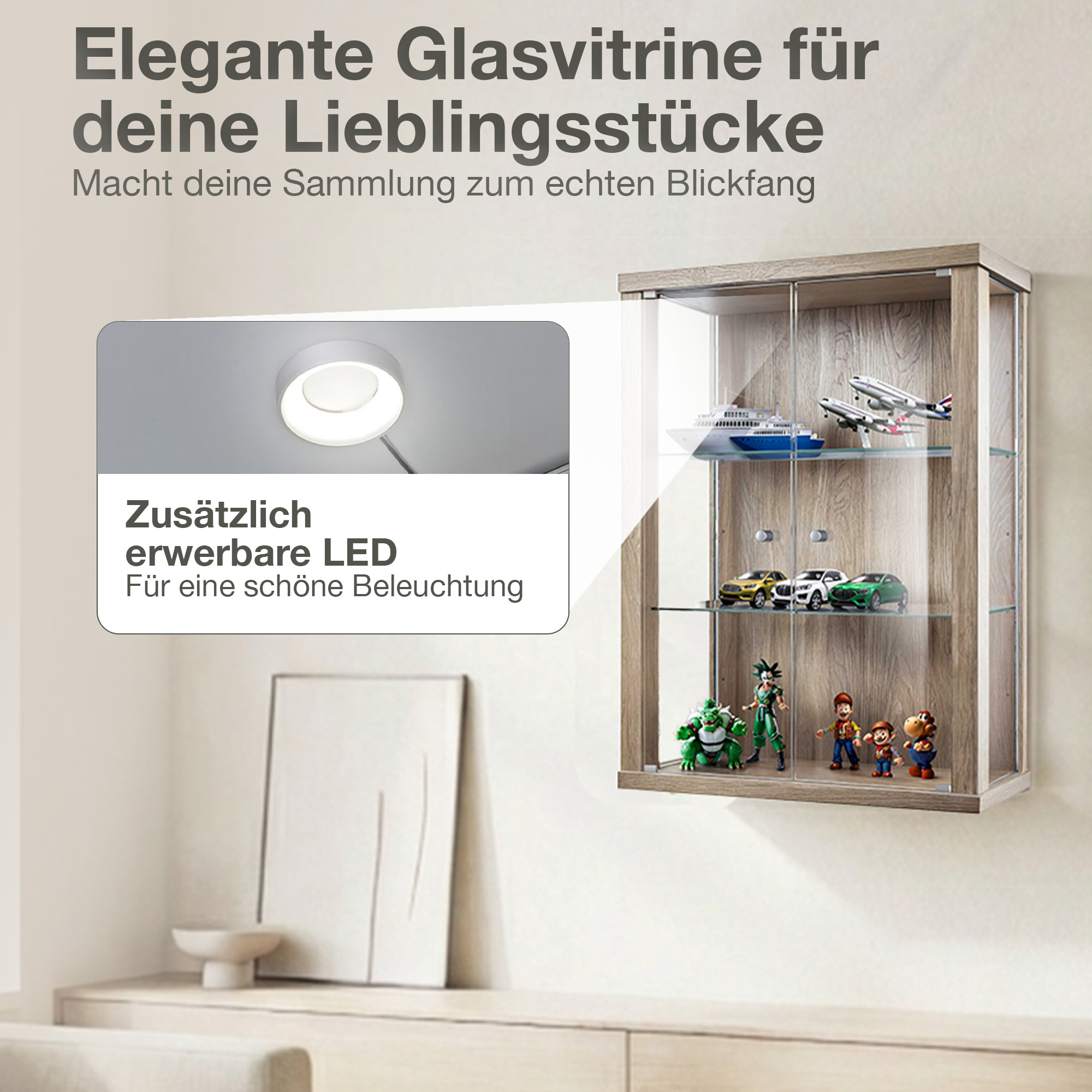 Eine Holzglasvitrine mit Spielzeugautos, Flugzeugen und Figuren. LED-Beleuchtung optional.