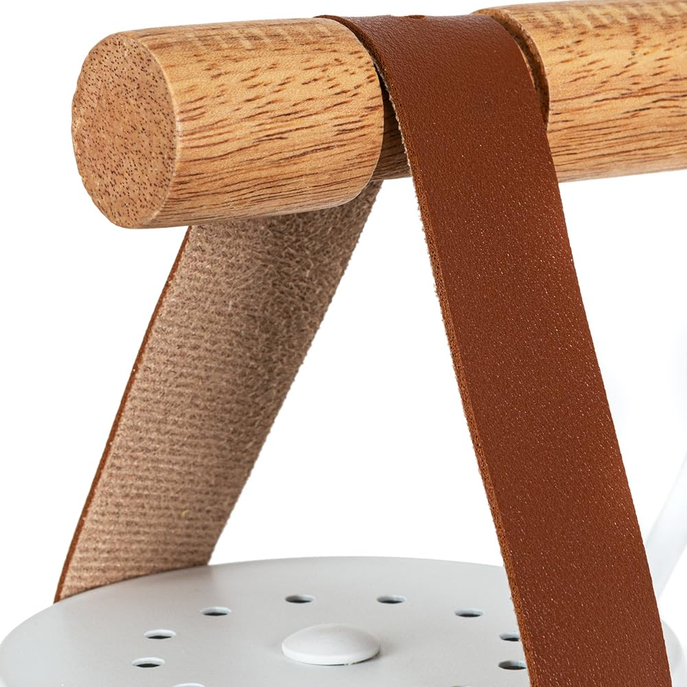 Holzstab mit braunen Lederriemen und weißem Metallboden mit Schlitzen.