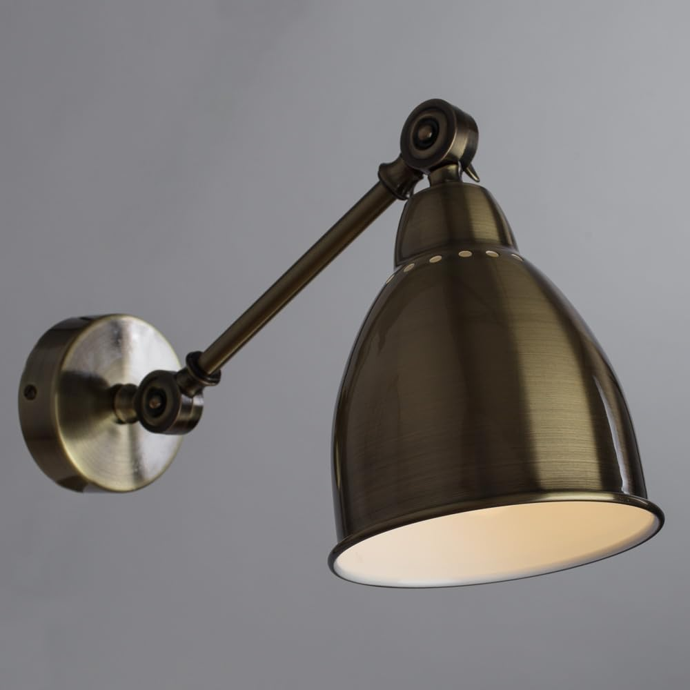 Eine bronzefarbene Wandleuchte mit verstellbarem Arm und schirmförmigem Lampenkopf.