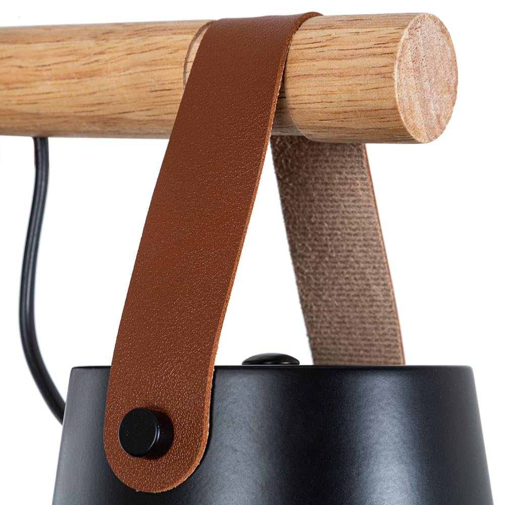 Holzstange mit braunem Lederband und schwarzer Lampe.
