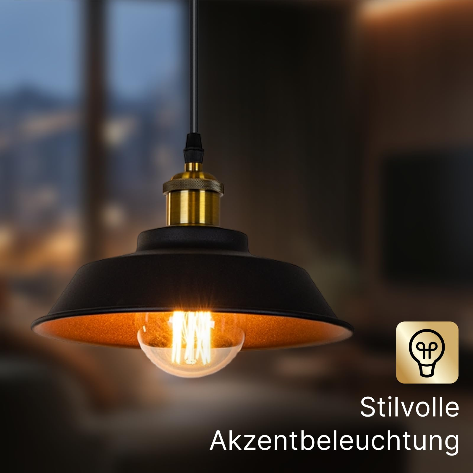 Eine schwarze Pendelleuchte mit goldfarbenem Lampenschirm und Edison-Glühbirne.