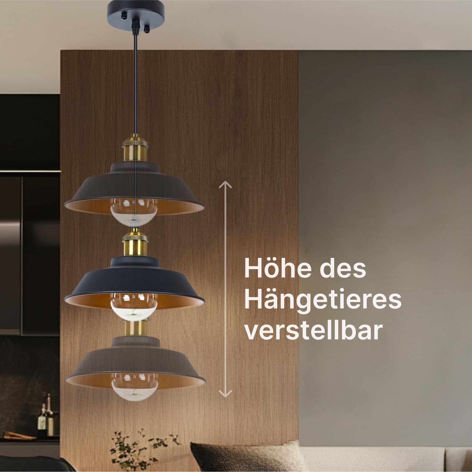 Drei Pendelleuchten mit schwarzen Schirmen und goldener Innenseite hängen nebeneinander.