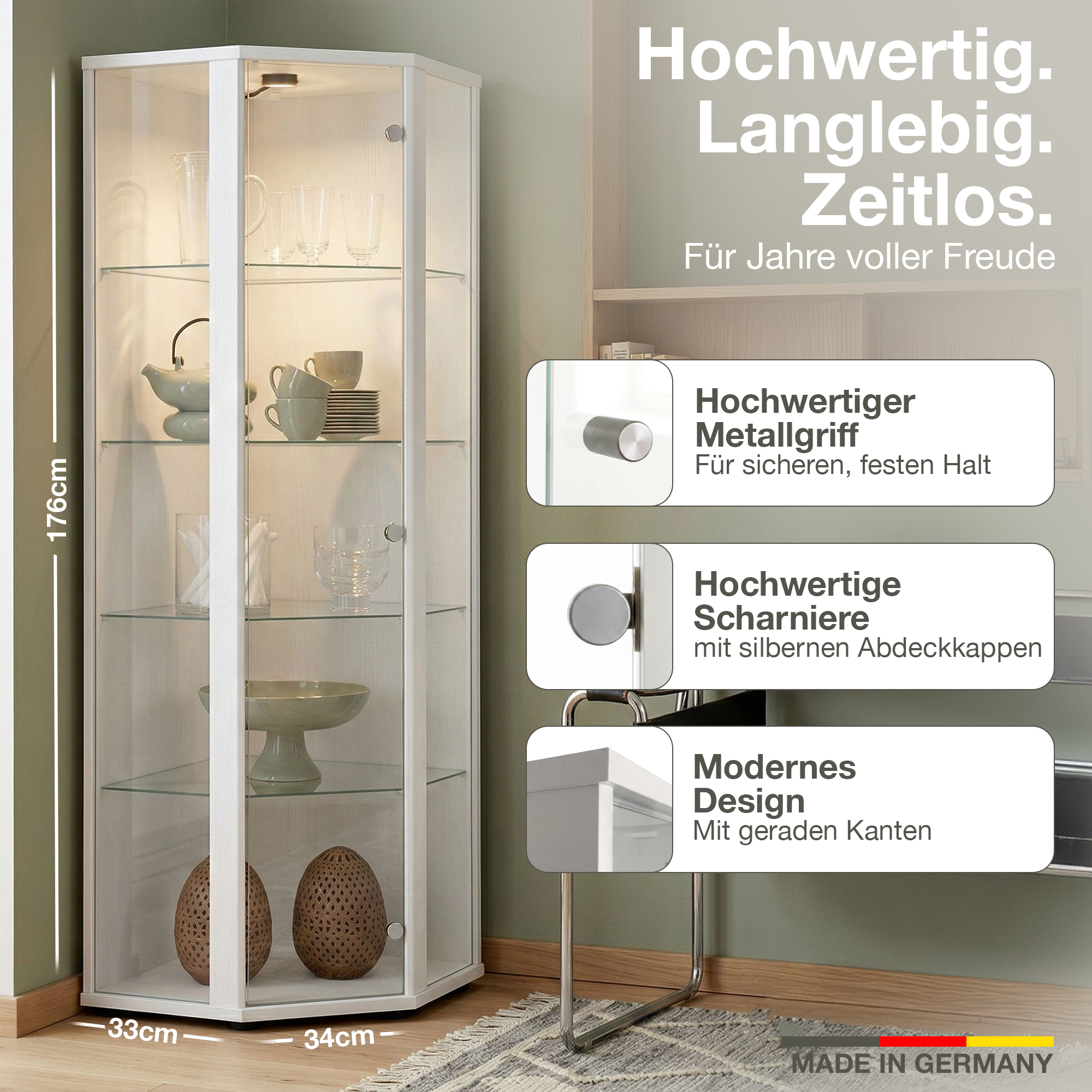 Ein weißer Eckvitrinenschrank mit Glasböden und Beleuchtung, gefüllt mit Geschirr.