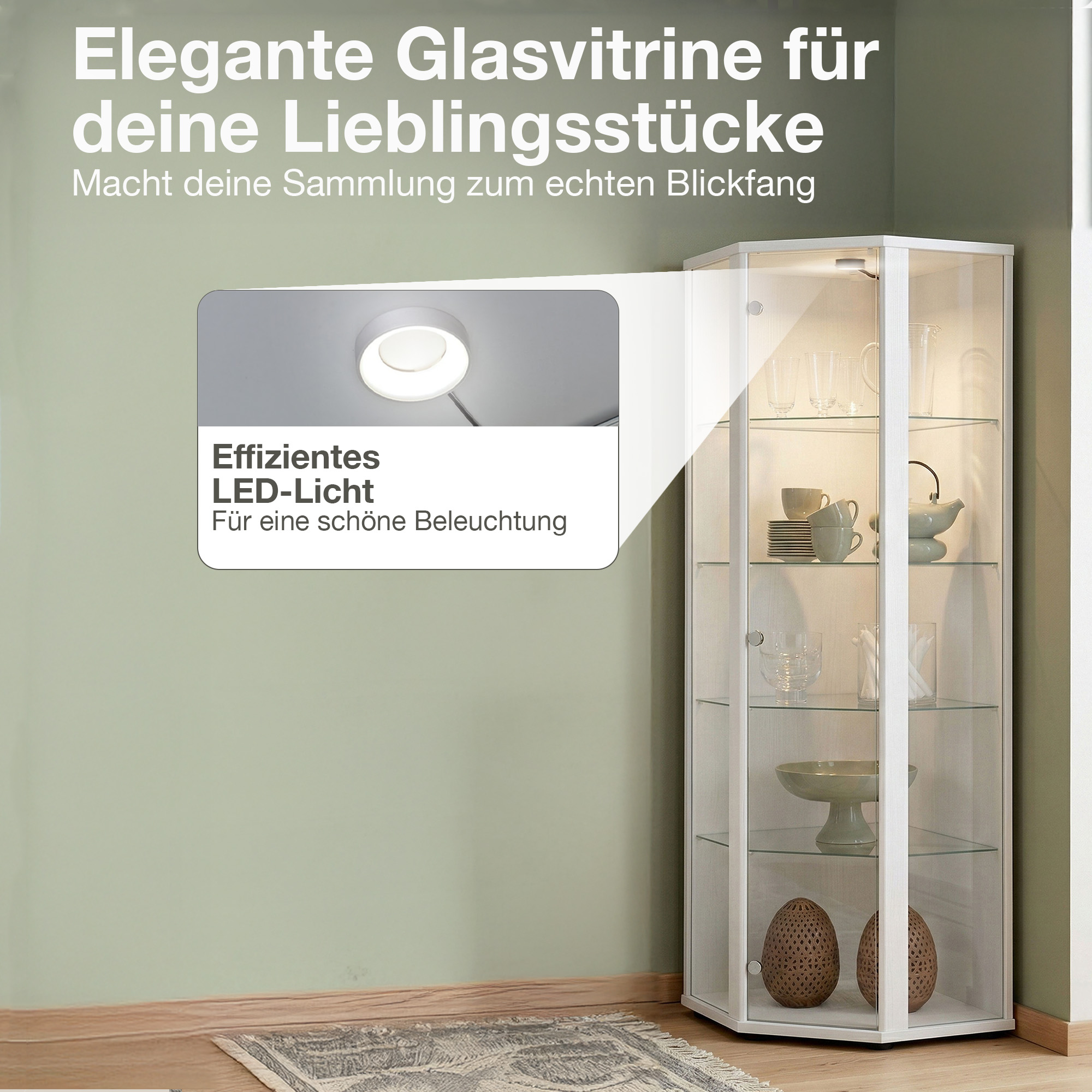 Eine weiße Glasvitrine mit Gläsern, Tassen und Deko-Objekten, beleuchtet.