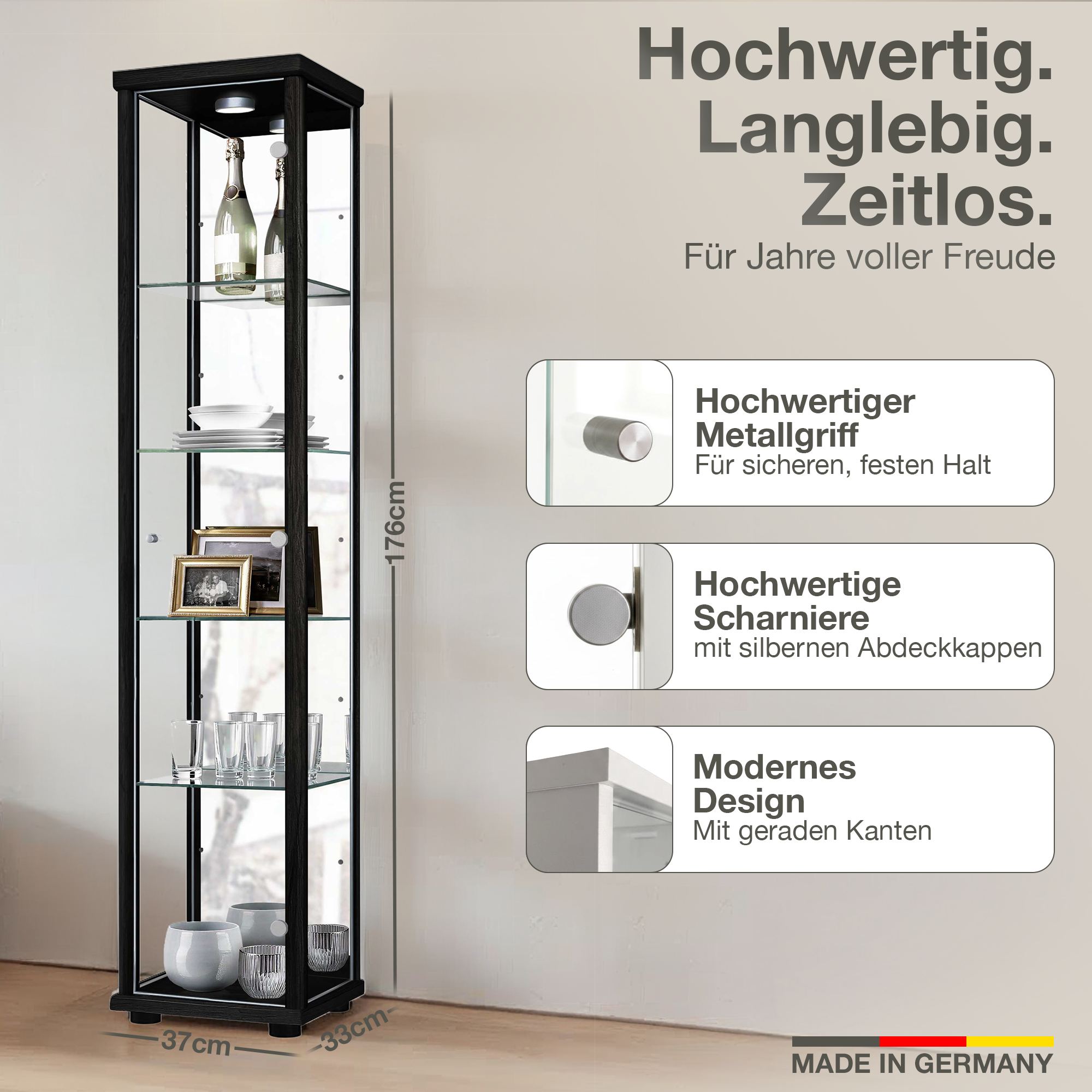 Ein hoher schwarzer Vitrinenschrank mit Glasböden, gefüllt mit Flaschen, Schalen und Gläsern.