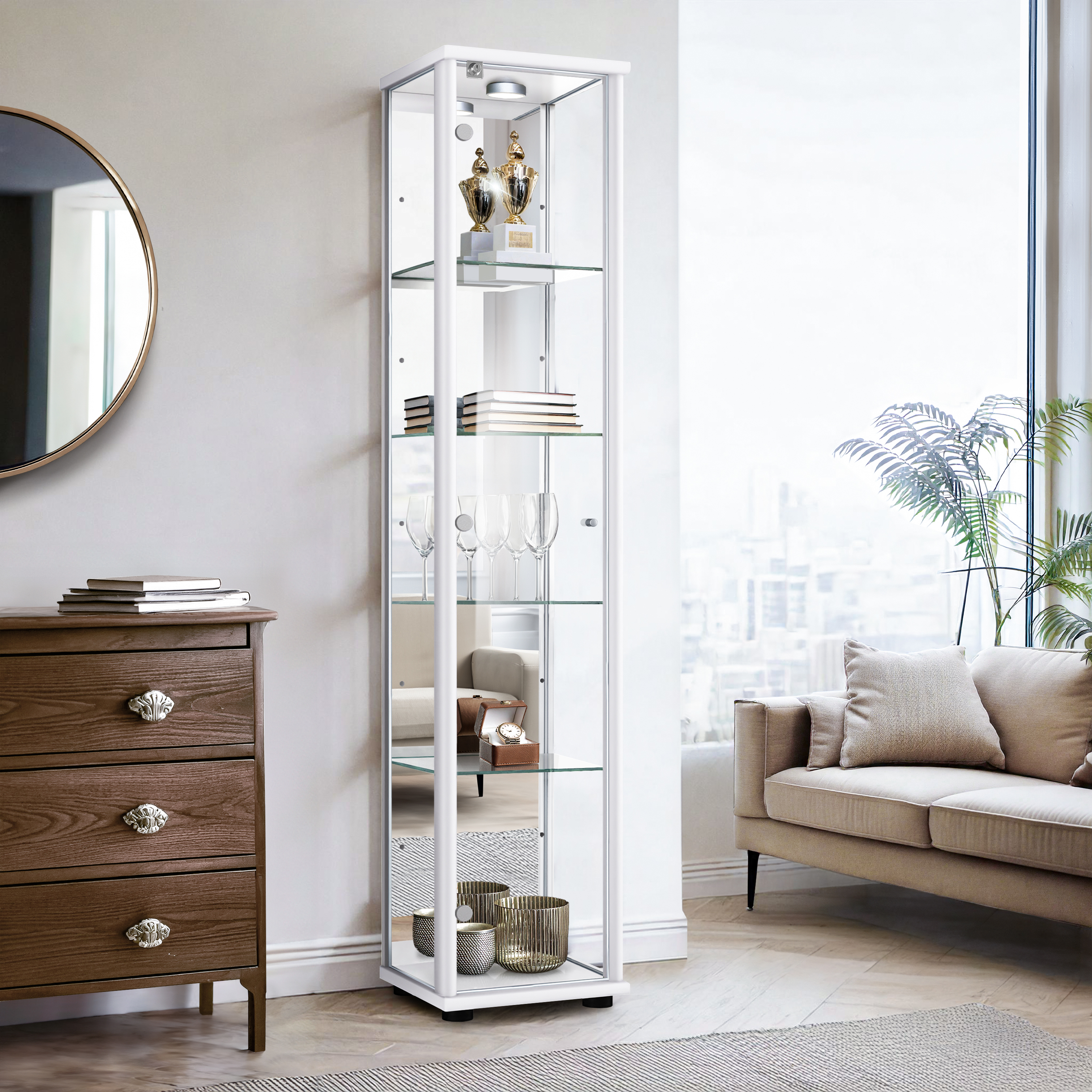 Ein hoher weißer Vitrinenschrank mit Glasregalen, gefüllt mit Pokalen, Büchern und Gläsern.