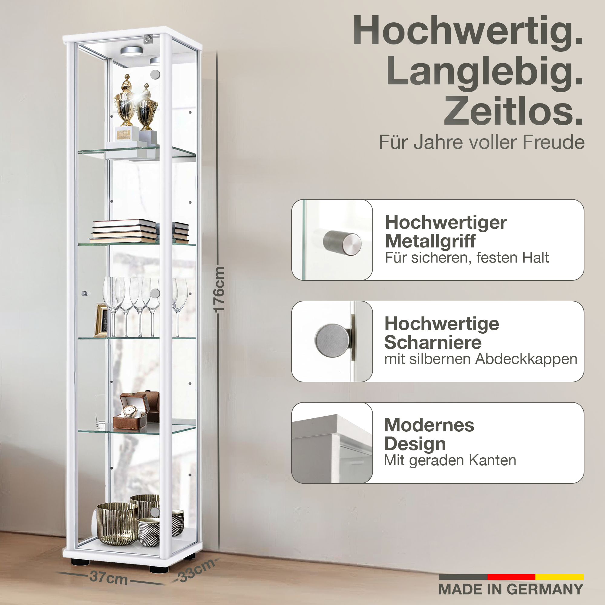 Ein weißer Vitrinenschrank mit Glasböden, gefüllt mit Trophäen, Büchern und Gläsern.