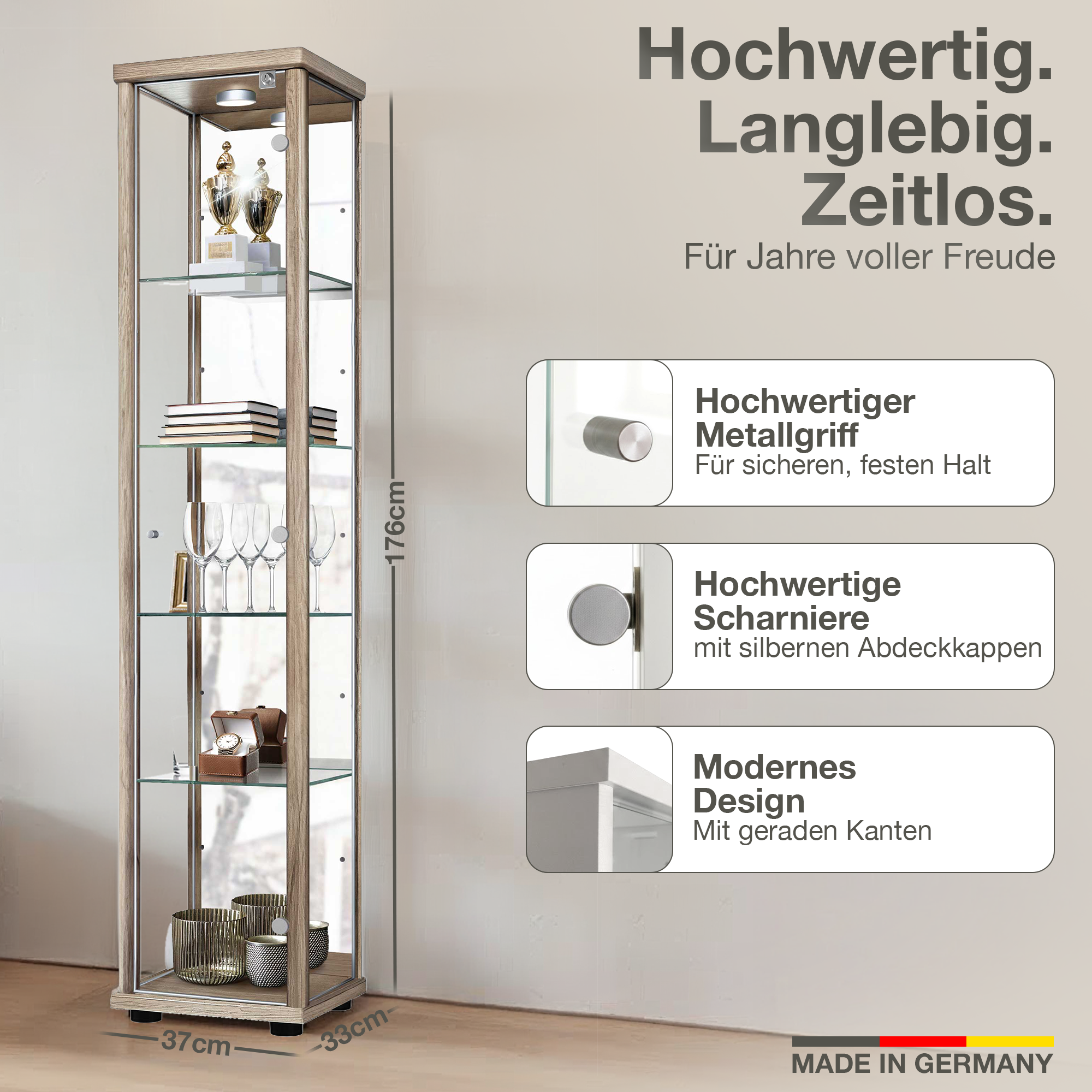 Ein hoher, schmaler Vitrinenschrank aus Holz und Glas mit Beleuchtung und Ausstellungsstücken.