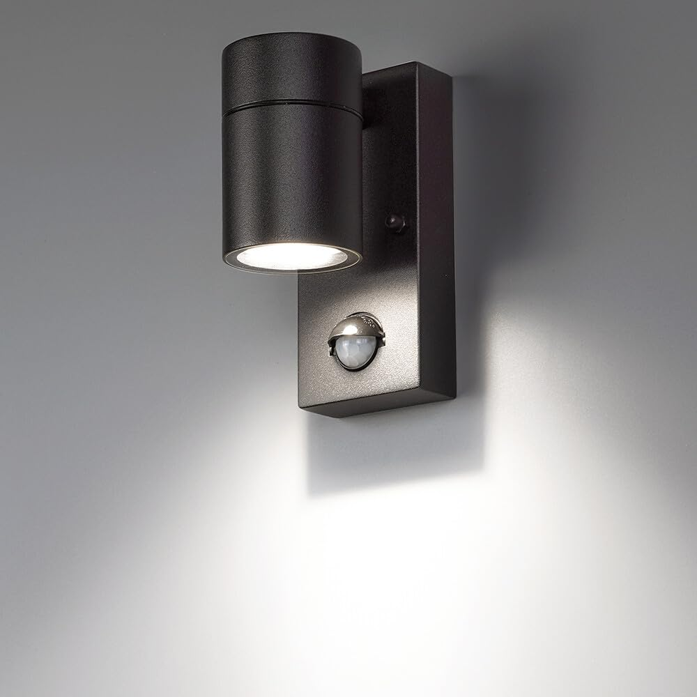 Moderne schwarze Wandleuchte mit Bewegungsmelder. Beleuchtet die Wand nach unten.