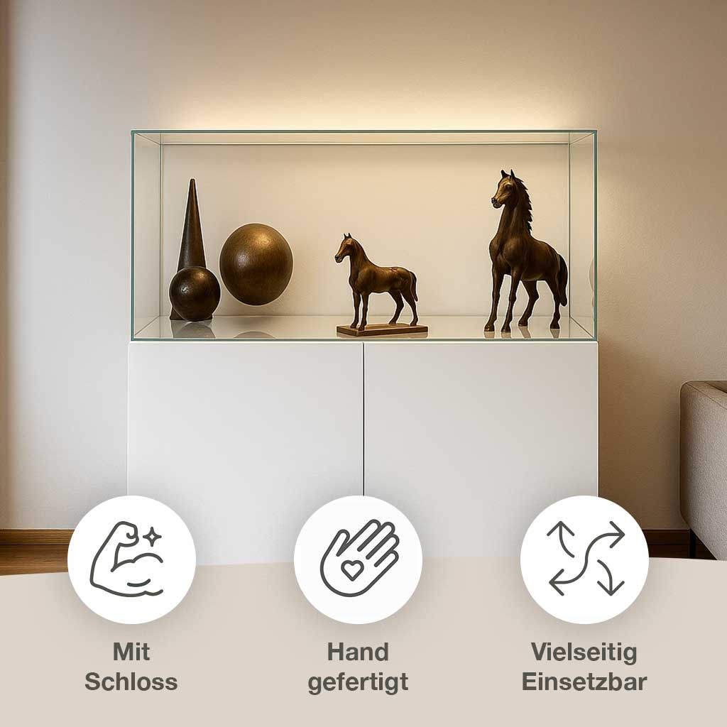 Vitrine mit Pferdefiguren und Deko-Objekten, unten drei Icons.