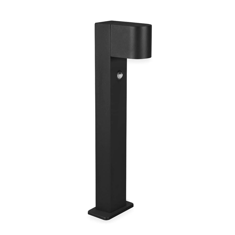 Eine schwarze, rechteckige Außenleuchte mit einem gebogenen Lichtschirm und einem Bewegungsmelder.