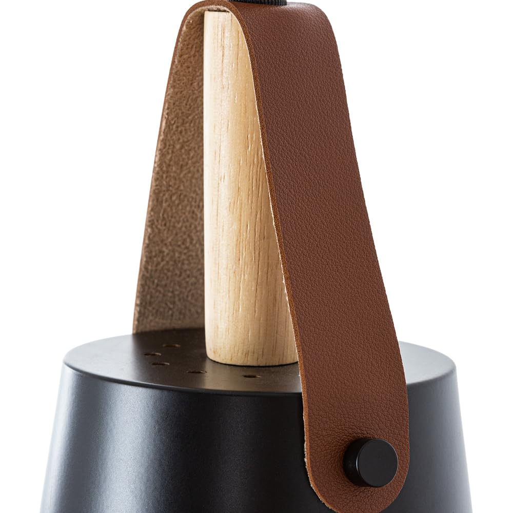 Nahaufnahme einer Lampe mit schwarzem Metallgehäuse, Holzschaft und braunem Lederriemen.