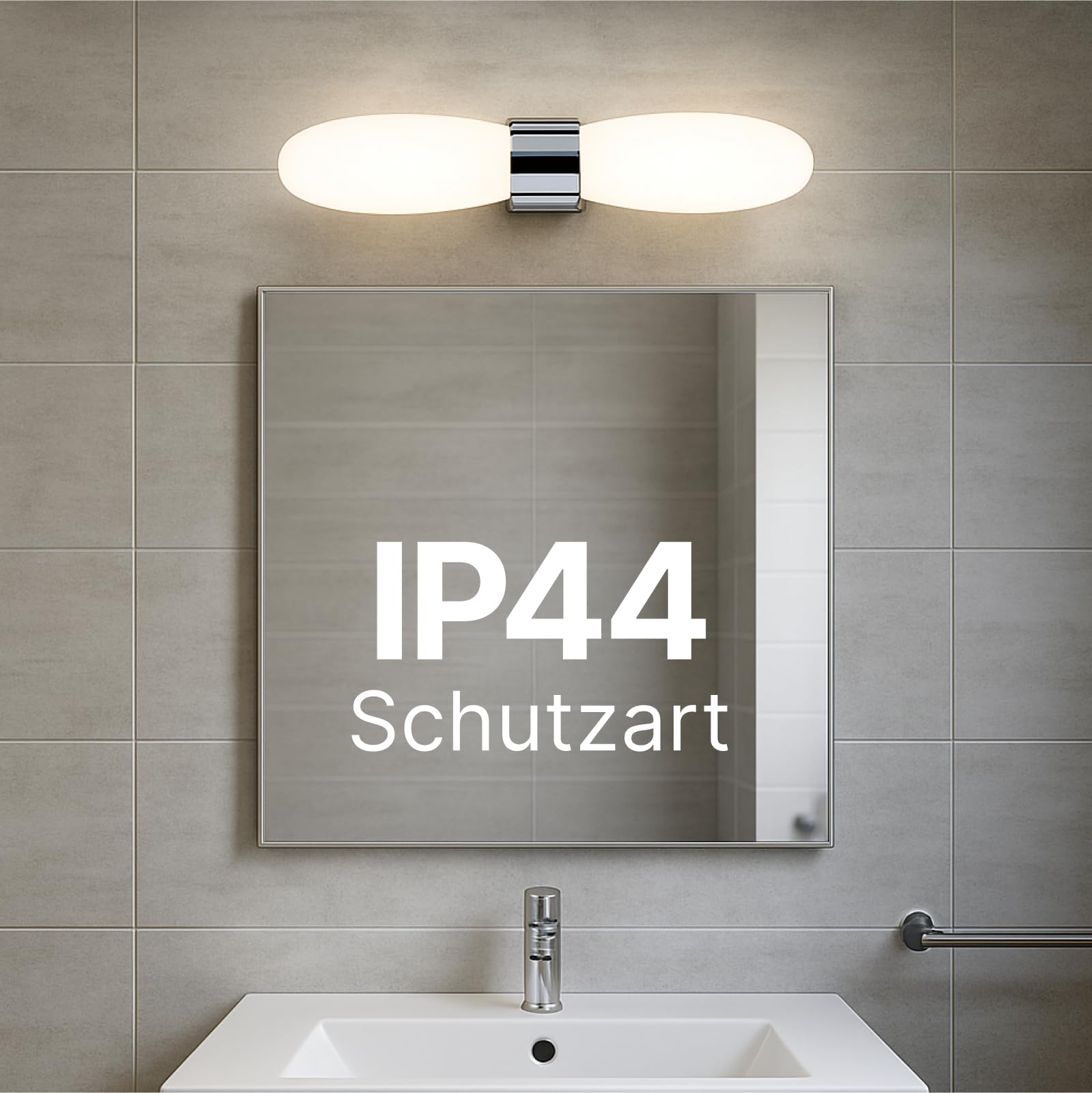 Badezimmer mit Spiegel, Licht und Waschbecken. IP44 Schutzart.