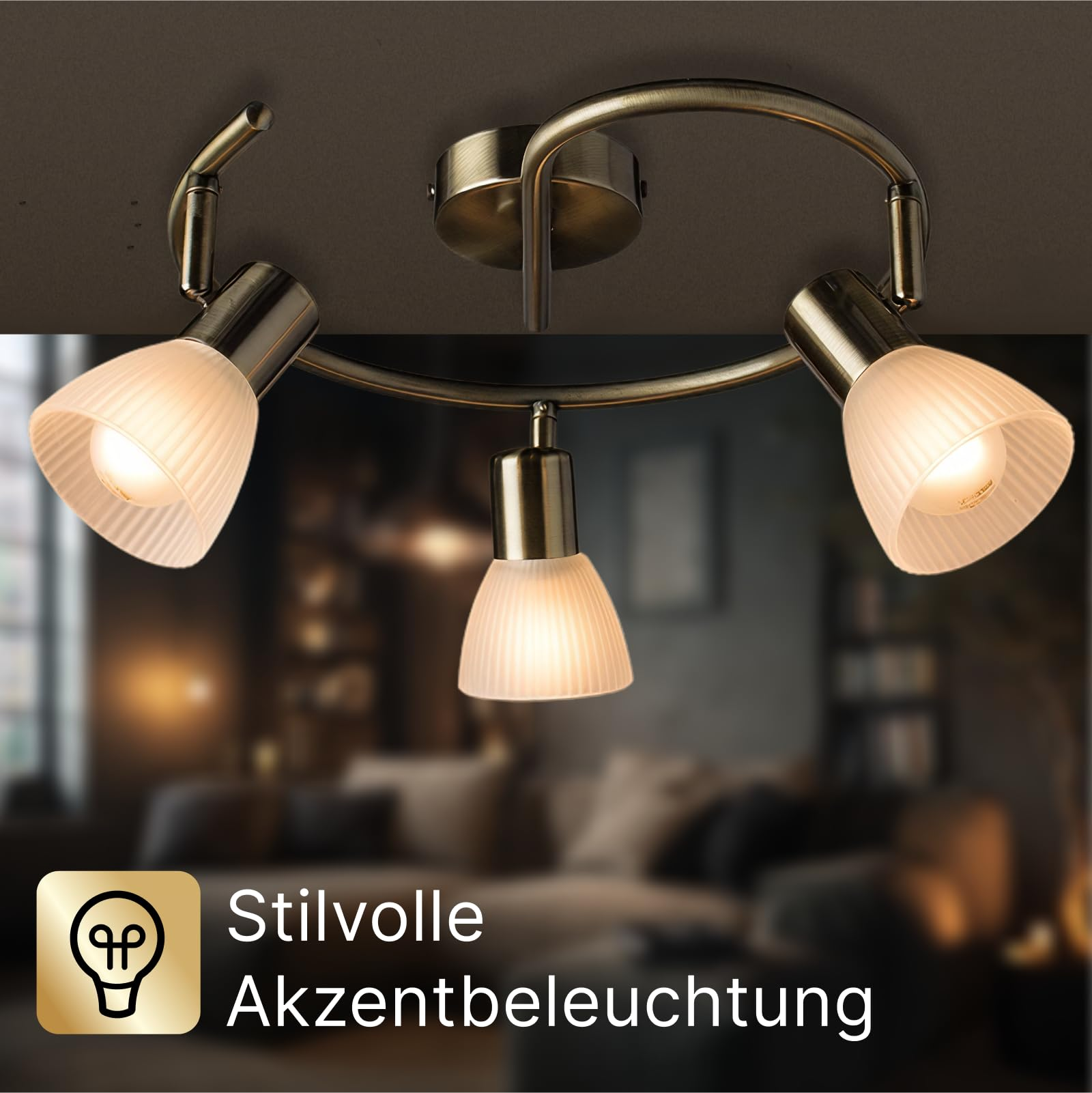 Eine Messing-Deckenleuchte mit drei milchglasartigen Schirmen beleuchtet ein unscharfes Wohnzimmer.