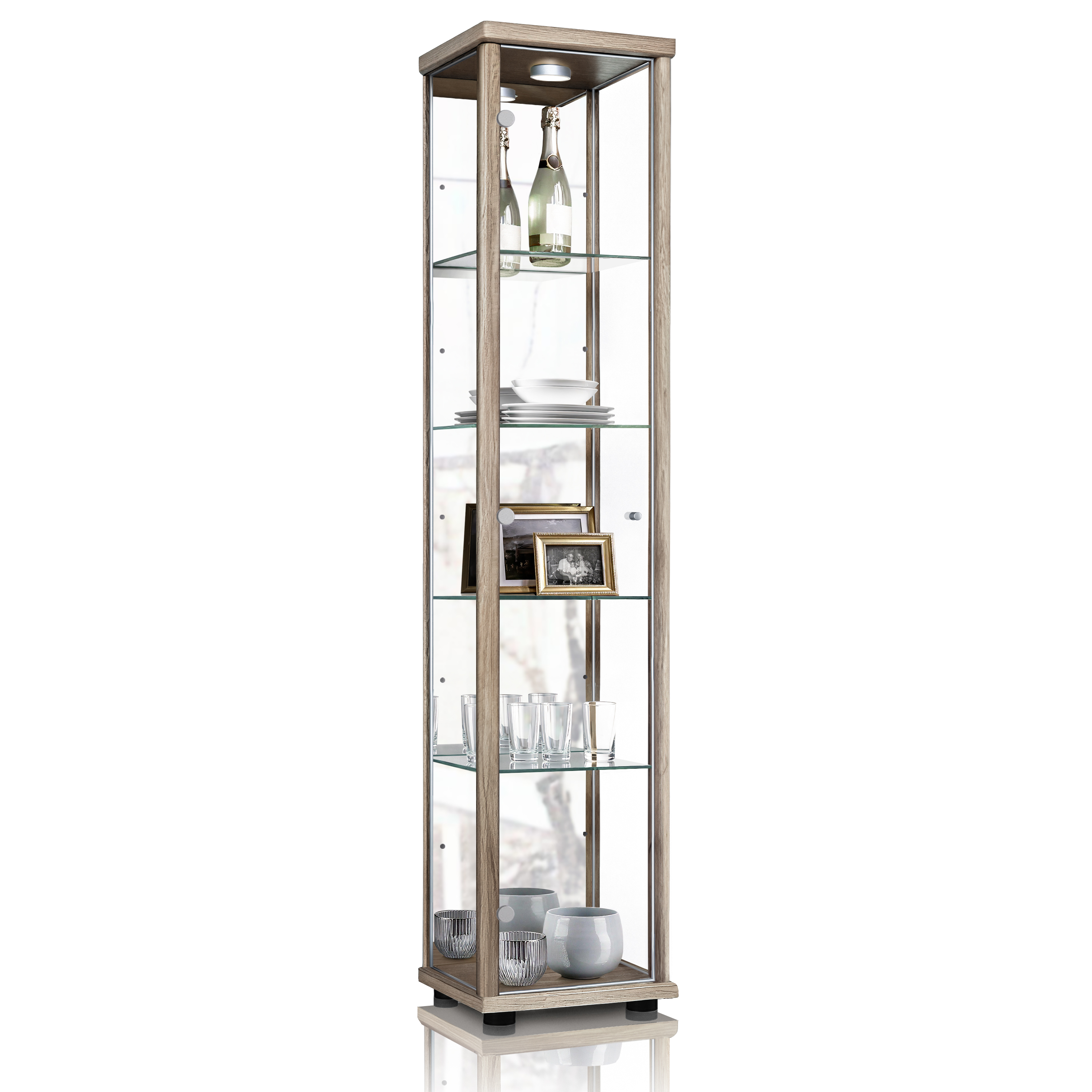 Ein schmaler, hoher Vitrinenschrank aus Holz und Glas mit Beleuchtung.