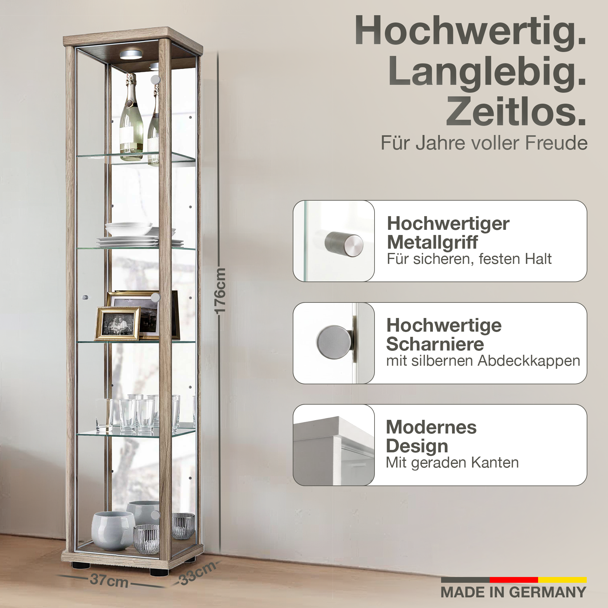 Ein schlankes Vitrinenschränkchen aus Holz und Glas mit Beleuchtung, Champagnerflaschen und Gläsern.