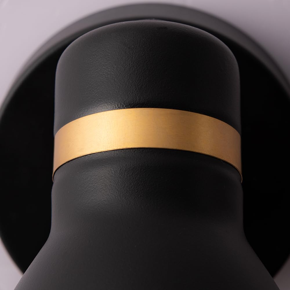 Nahaufnahme einer schwarzen Lampe mit goldenem Band, auf weißem Hintergrund.