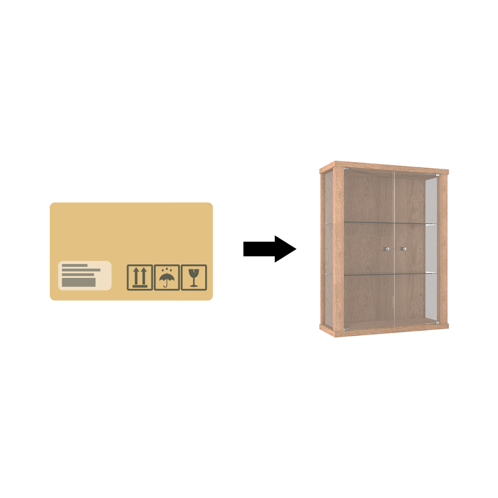 Braune Kiste mit Symbolen zeigt eine Vitrine aus Holz und Glas.