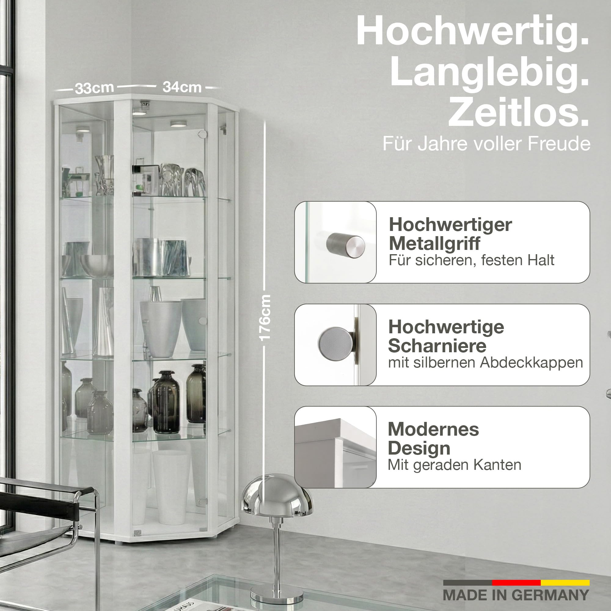 Ein weißer Vitrinenschrank mit Glasböden, gefüllt mit Deko-Objekten.