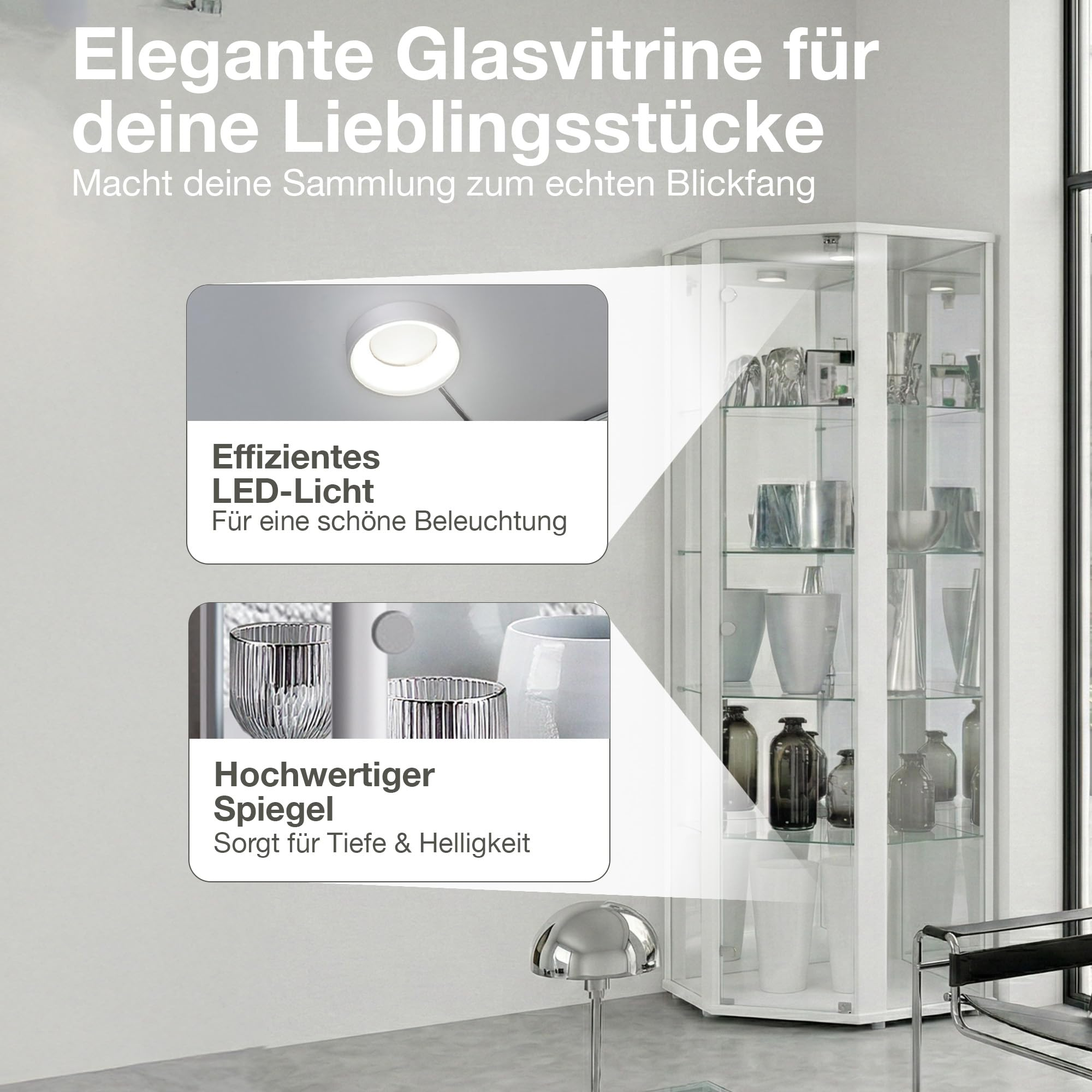Eine weiße Glasvitrine mit mehreren Regalen, gefüllt mit Vasen und Dekorationsobjekten.