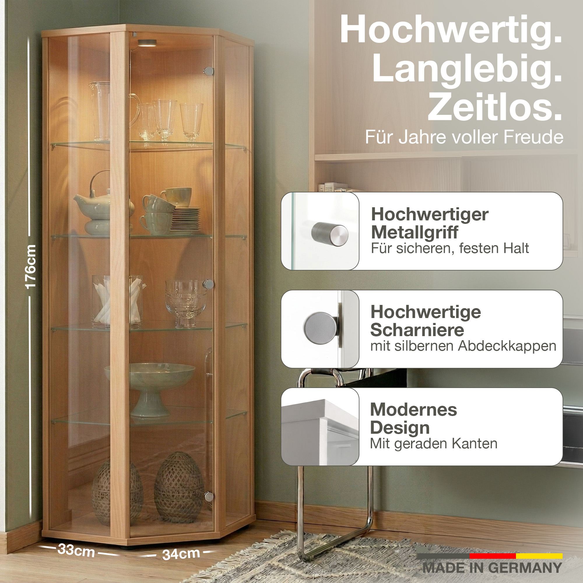 Ein hoher, schmaler Glasschrank aus Holz mit Beleuchtung und Geschirr.