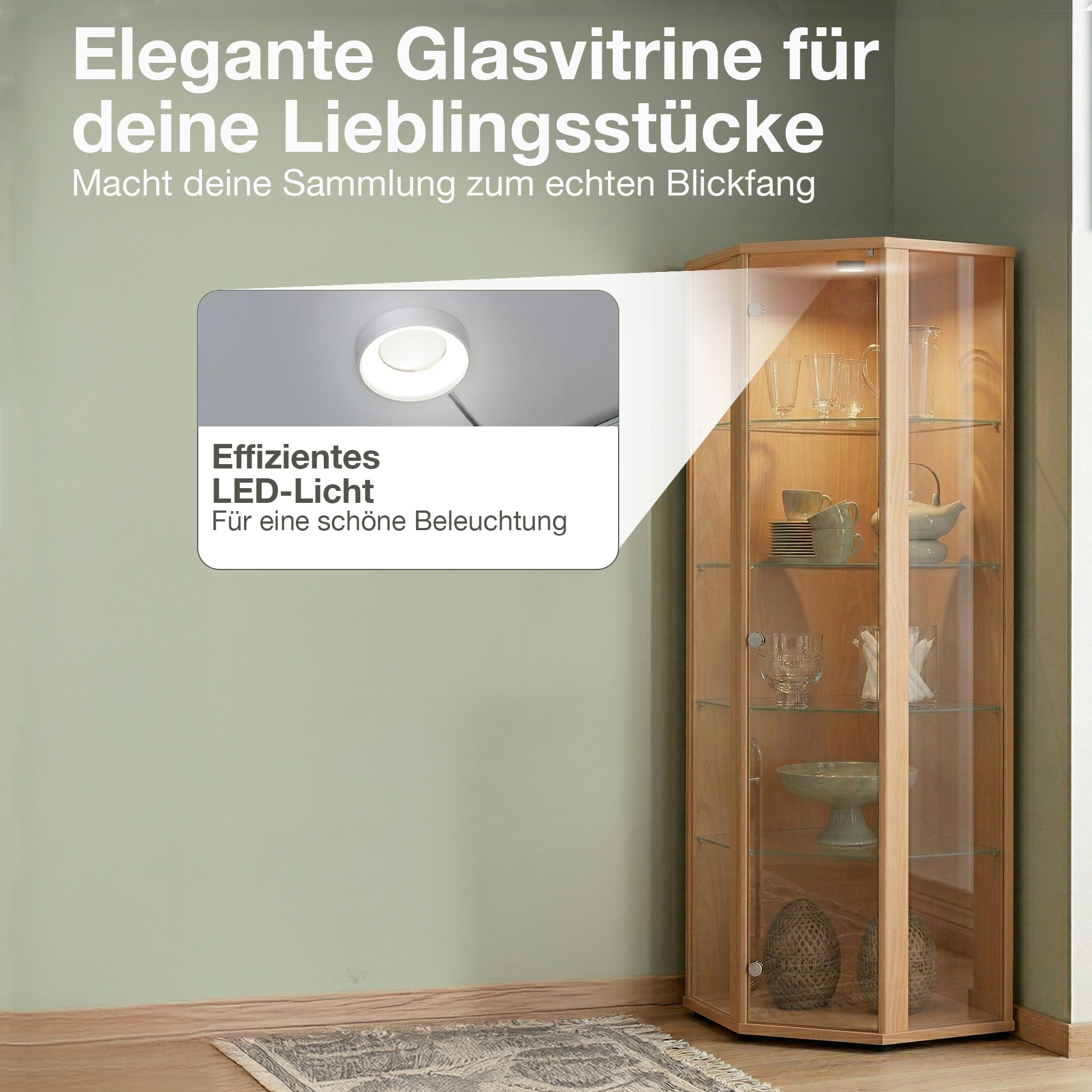 Holzvitrine mit Glasfront, beleuchtet, zeigt Geschirr und Dekorationen.