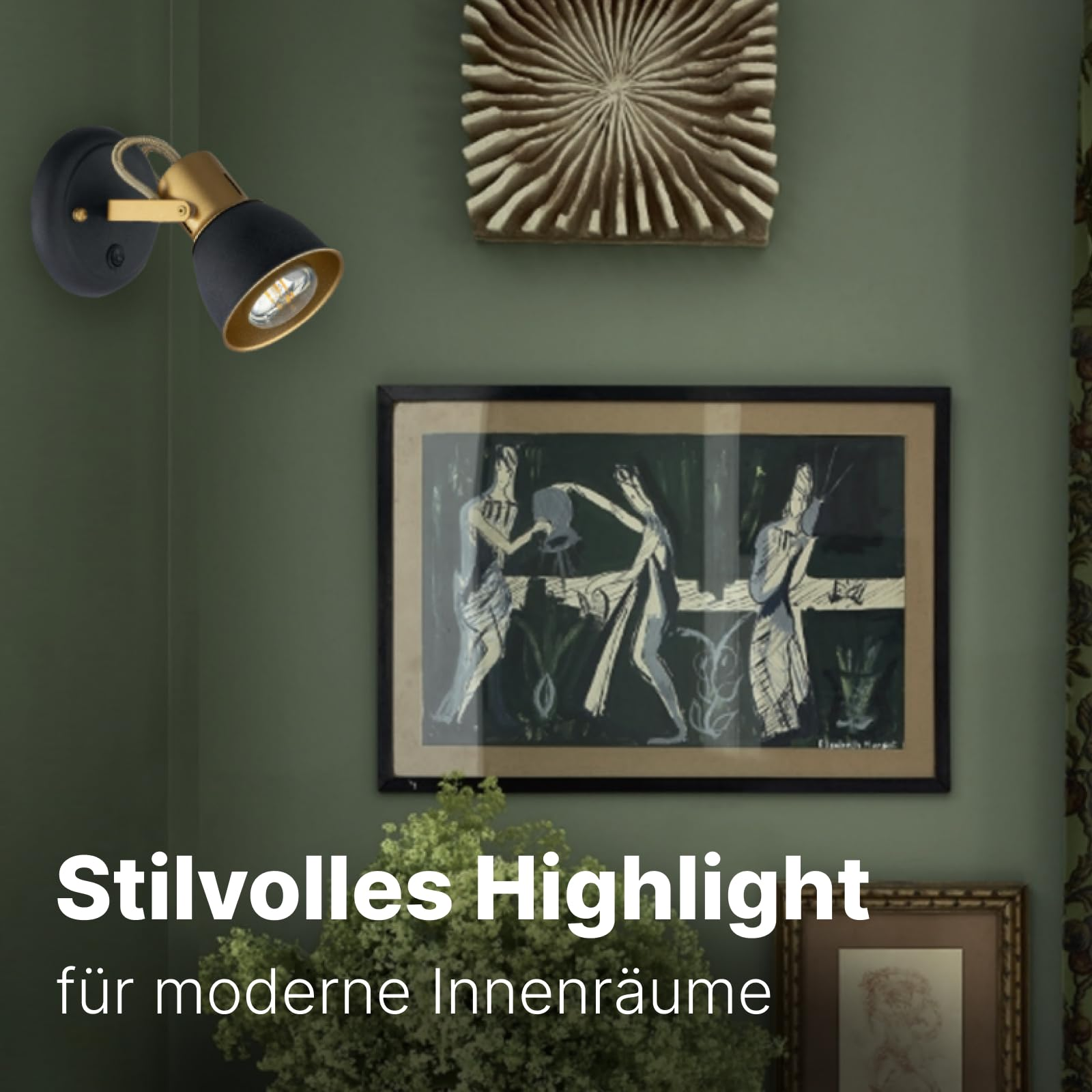 Ein schwarzer Wandspot mit goldener Fassung beleuchtet stilvolle Deko.
