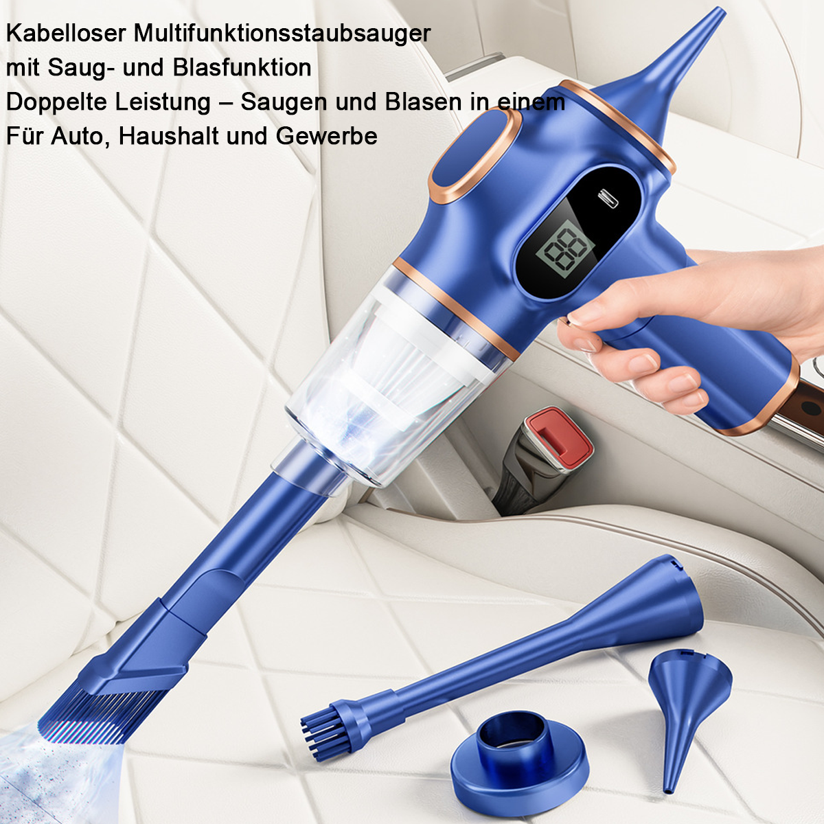 Blauer Akku-Staubsauger in einem Auto, mit Bürstenaufsatz und Zubehör.