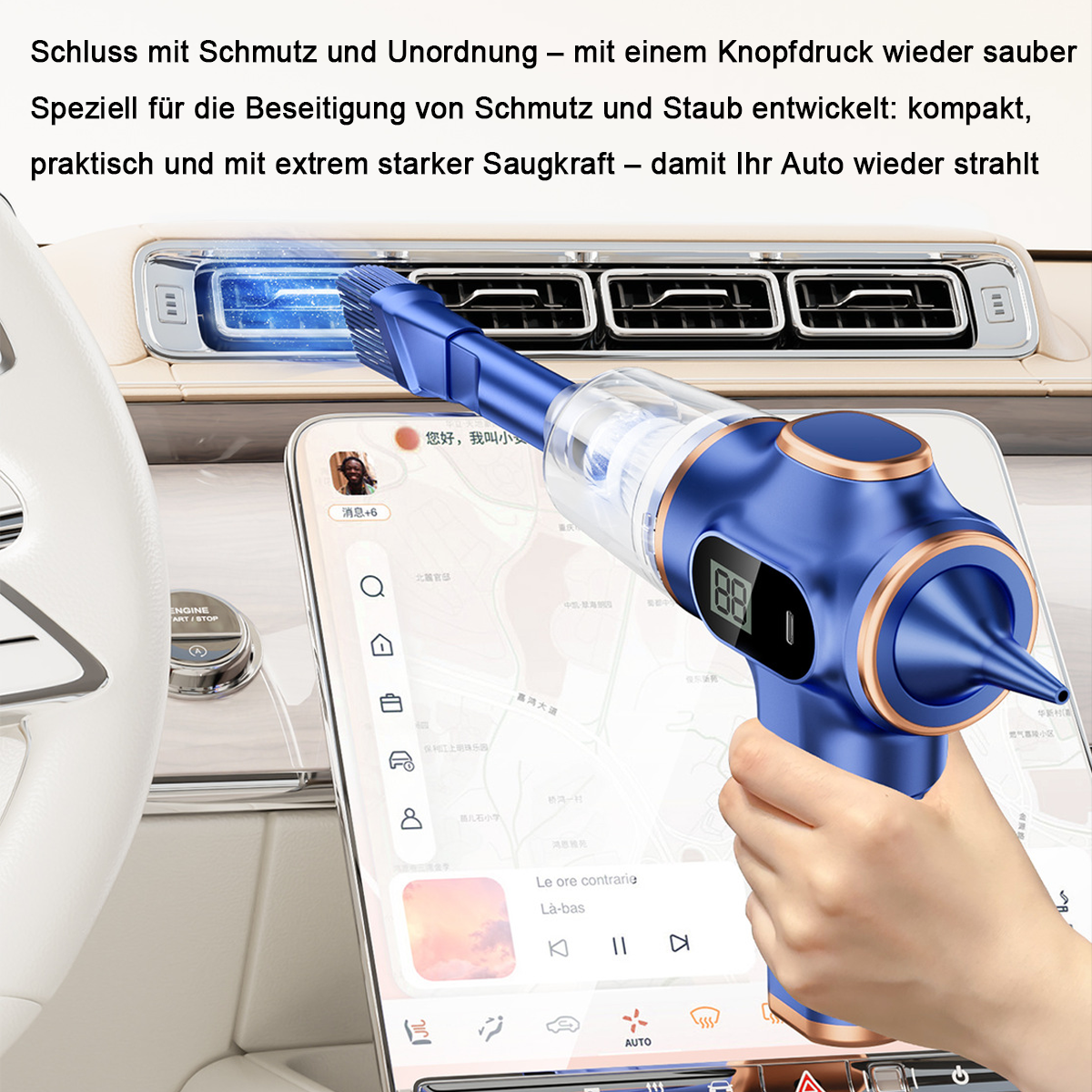 Blaue Handstaubsaugerreinigung auf dem Armaturenbrett eines Autos mit Navigationsbildschirm.