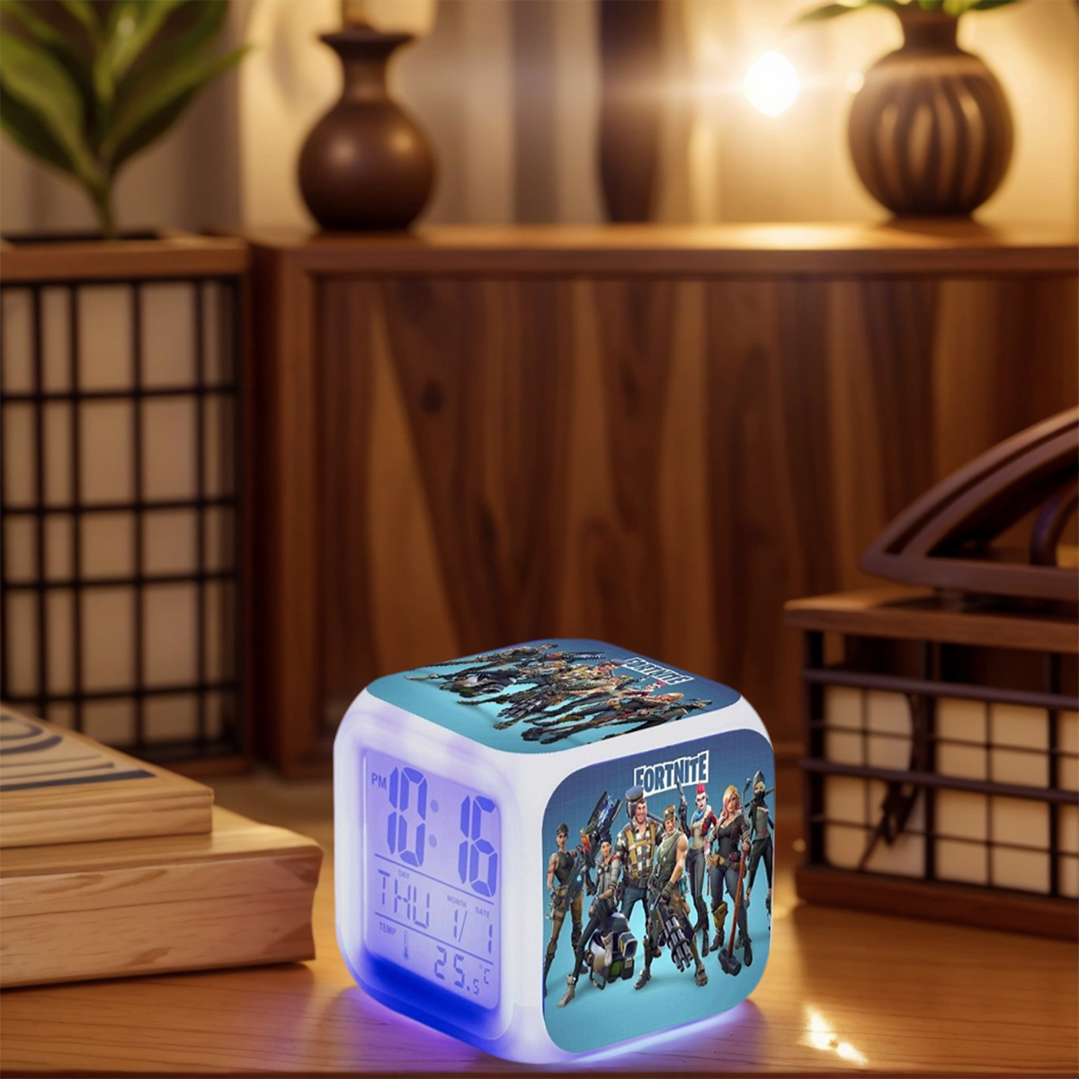 Ein würfelförmiger Wecker mit Fortnite-Figuren und blauer Digitalanzeige.