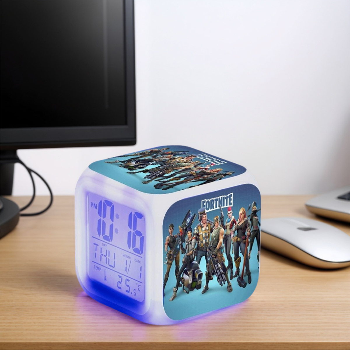 Ein würfelförmiger Wecker mit Fortnite-Charakteren und blauer Digitalanzeige für Uhrzeit und Datum.