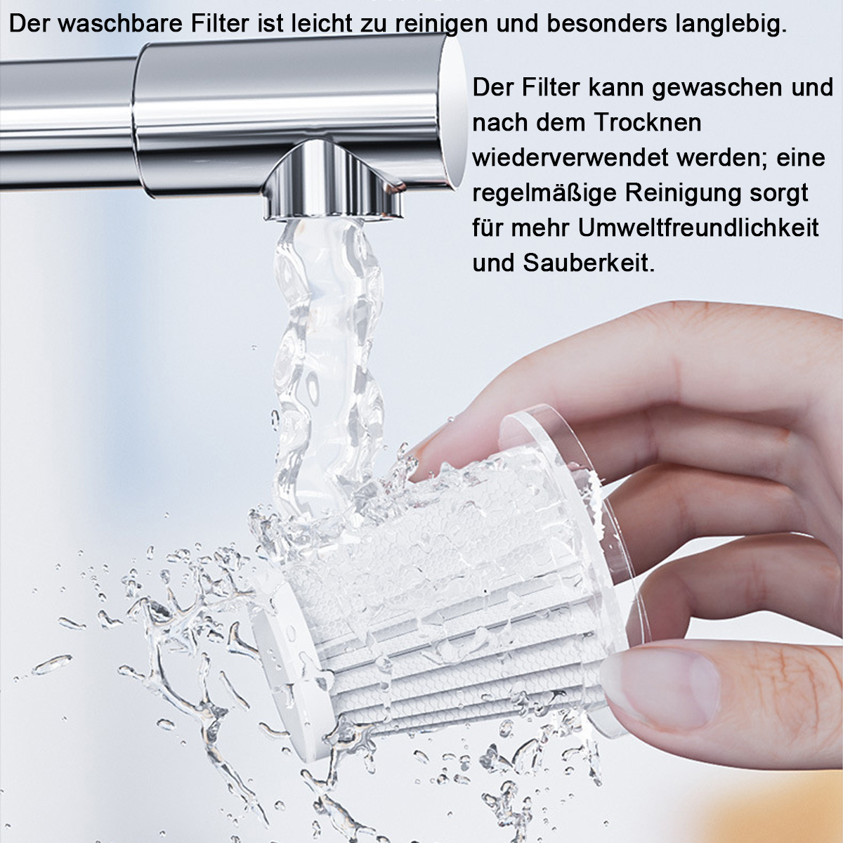 Ein Filter wird unter fließendem Wasser gereinigt, gehalten von einer Hand.