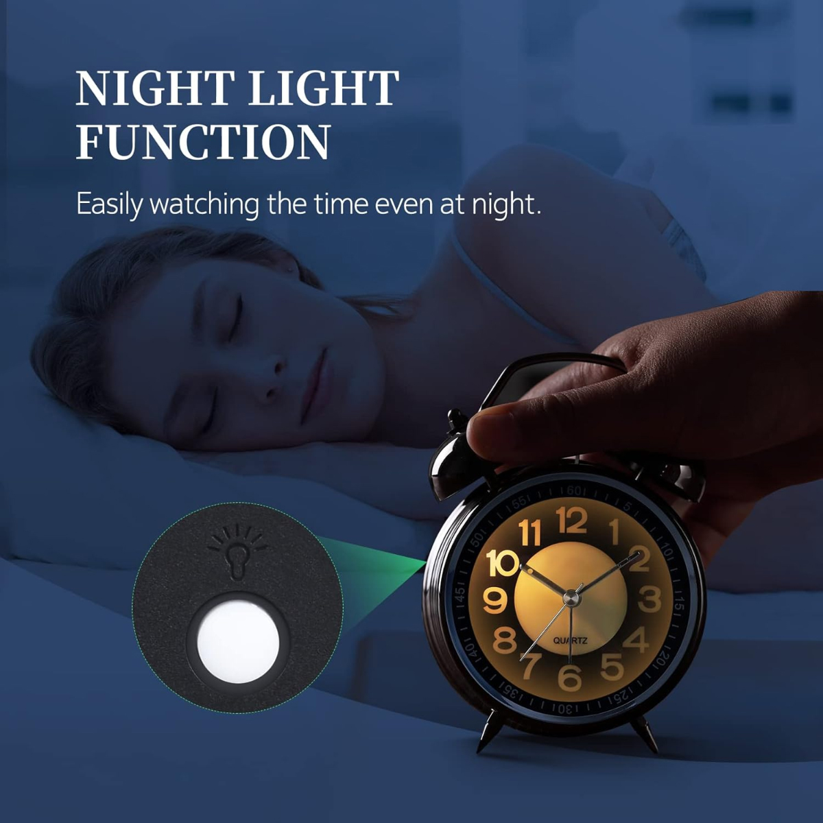 Ein Mann drückt eine Nachttischlampe, die eine Uhr beleuchtet.