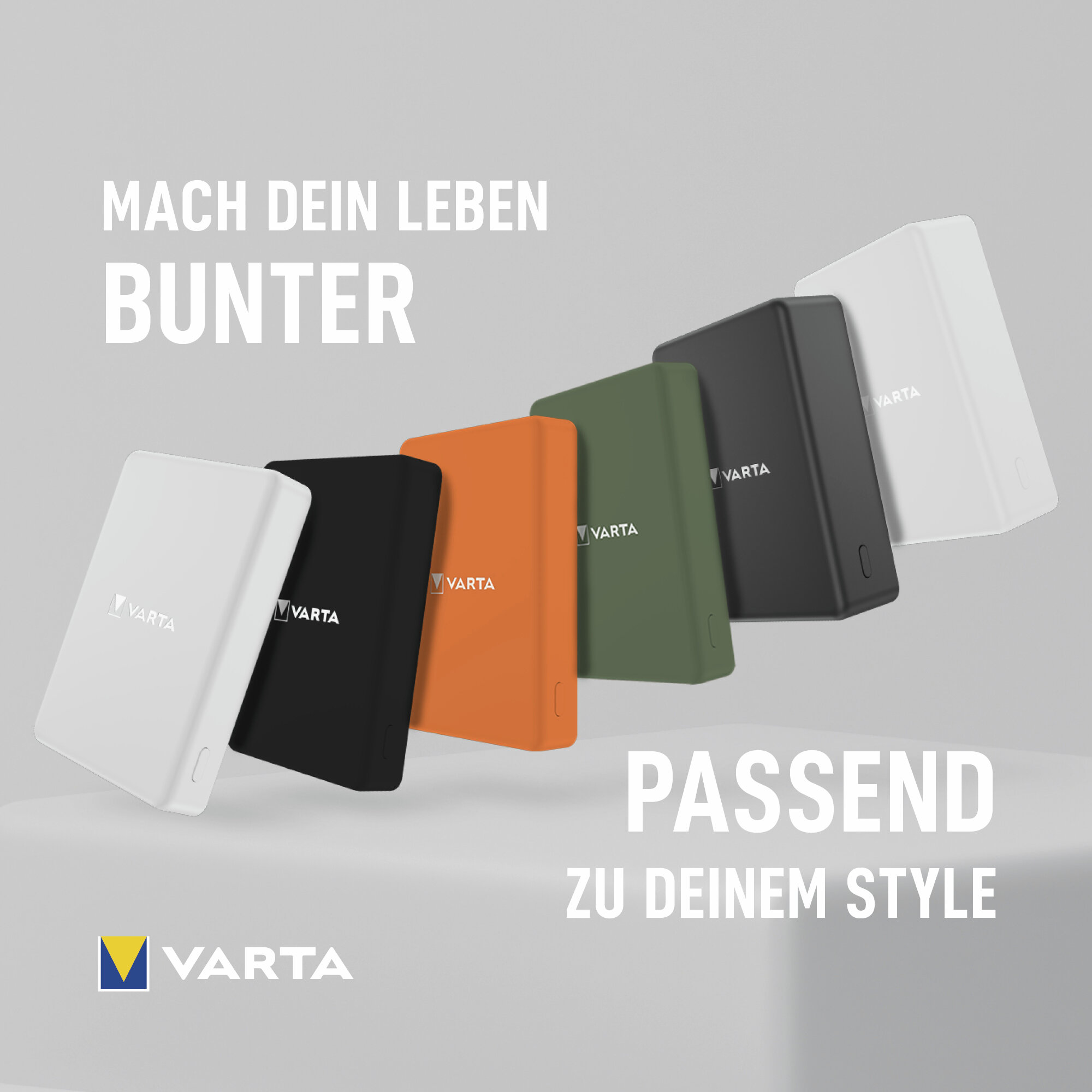Sechs Varta Powerbanks in verschiedenen Farben liegen nebeneinander.