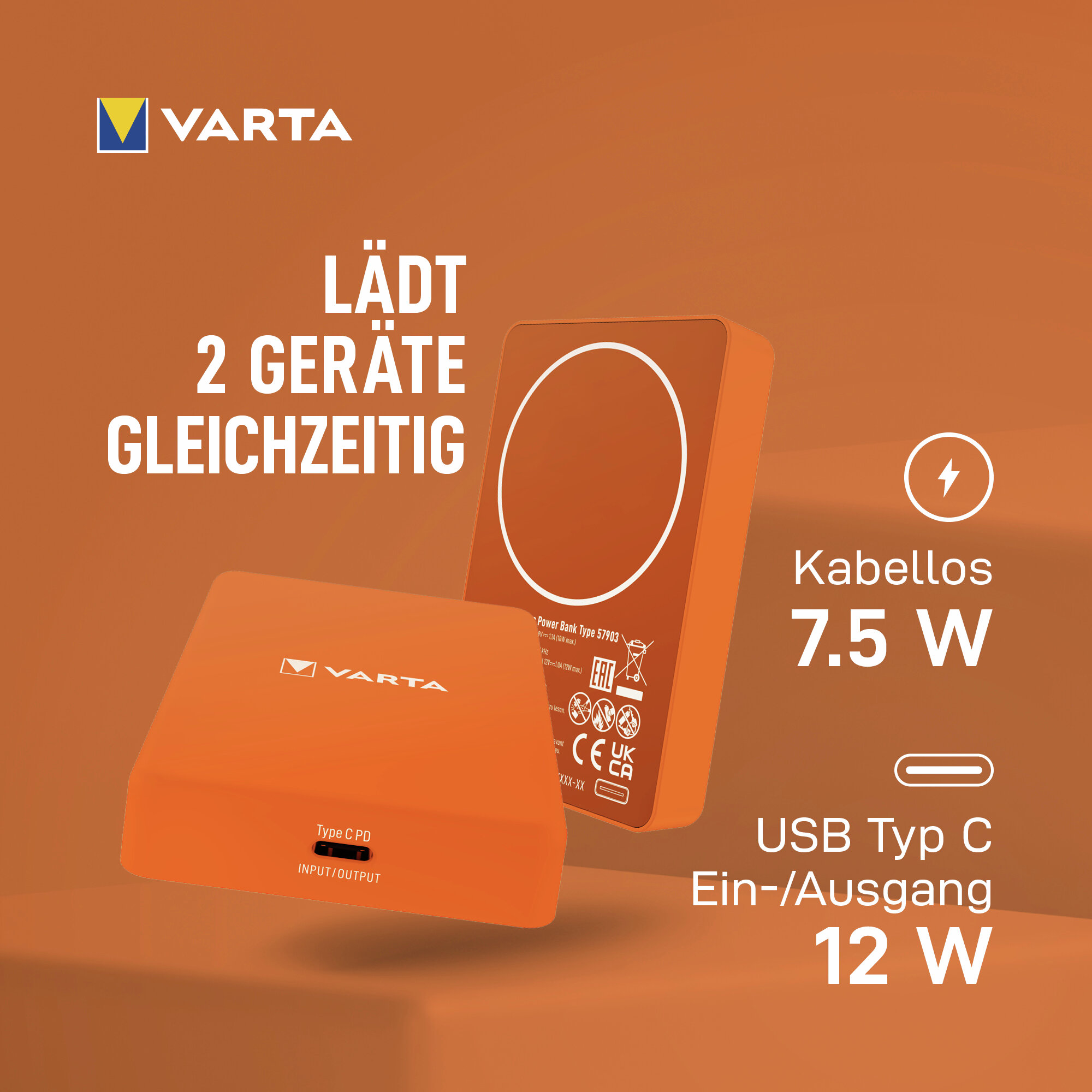 Zwei orange Varta Powerbanks laden gleichzeitig. Eine mit Kabel, die andere kabellos.