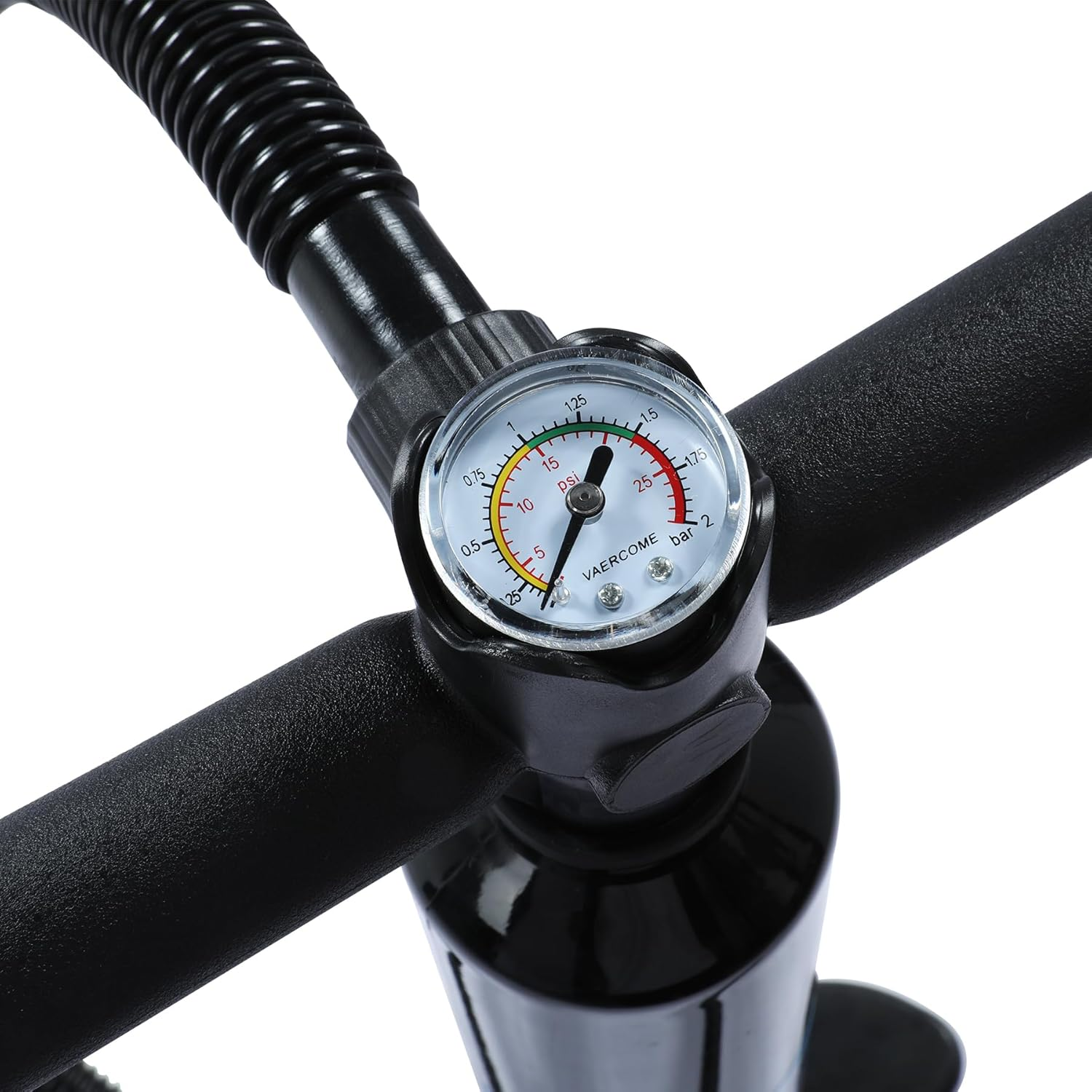 Nahaufnahme eines schwarzen Pumpengriffs mit Manometer, das 15 PSI anzeigt.