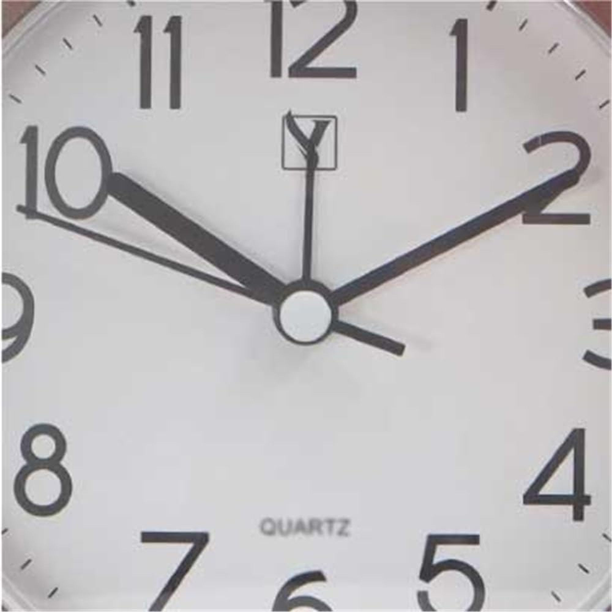 Ein weis Zifferblatt mit schwarzen Zahlen und Zeigern. Es ist 10:09.