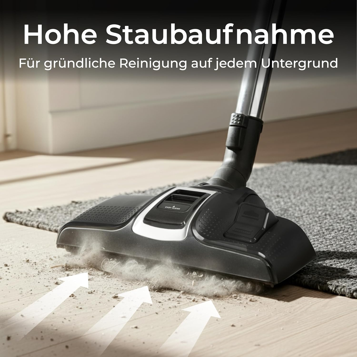 Staubsaugerkopf saugt Staub von Boden und Teppich auf. Weiße Pfeile zeigen Saugrichtung.