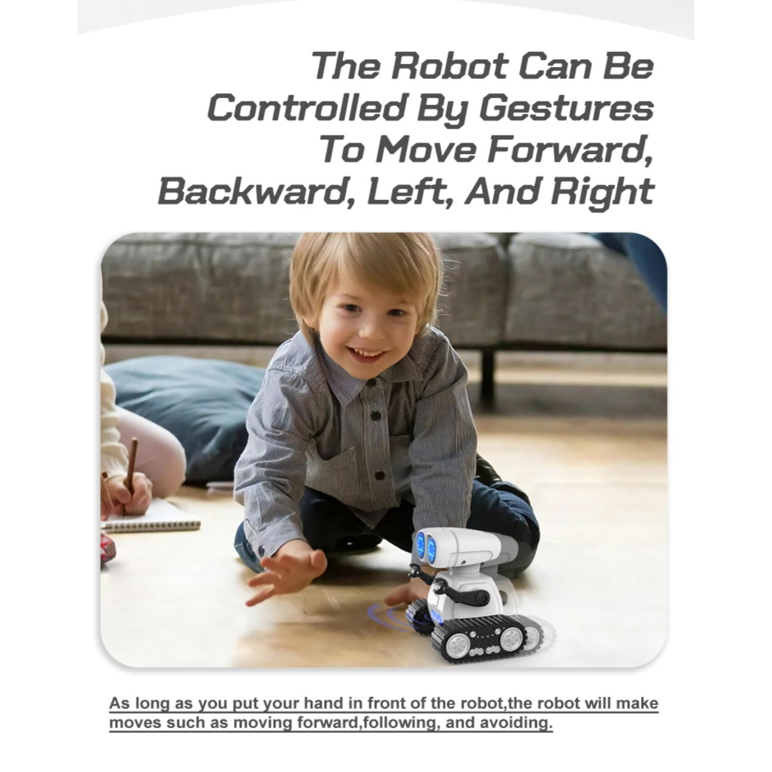 Ein Junge kniet neben einem weißen Roboter auf einem Holzboden.