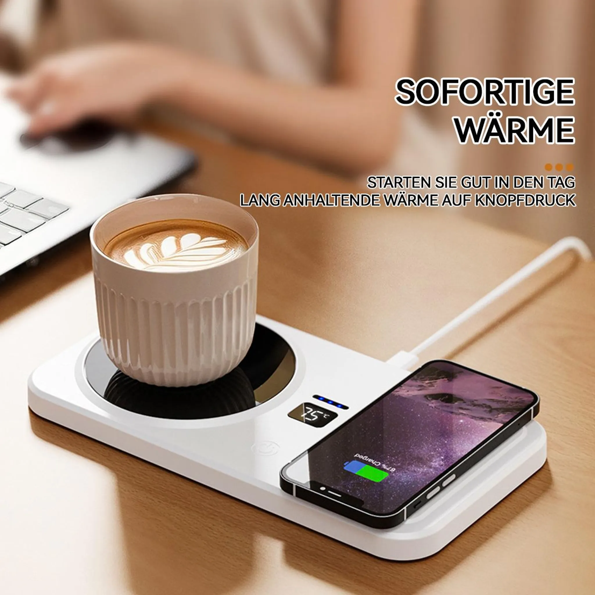 Ein Becher Kaffee auf einer Heizplatte neben einem Handy, das aufgeladen wird.