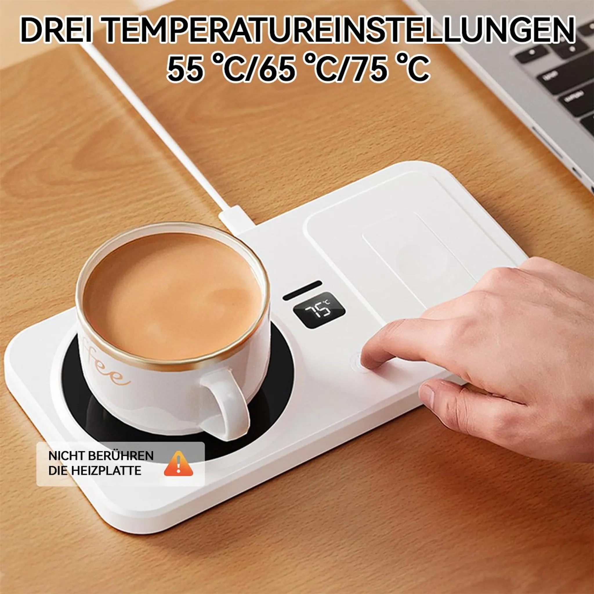 Tasse Kaffee auf weißem Becherwärmer mit digitaler Anzeige und Fingerbedienung.