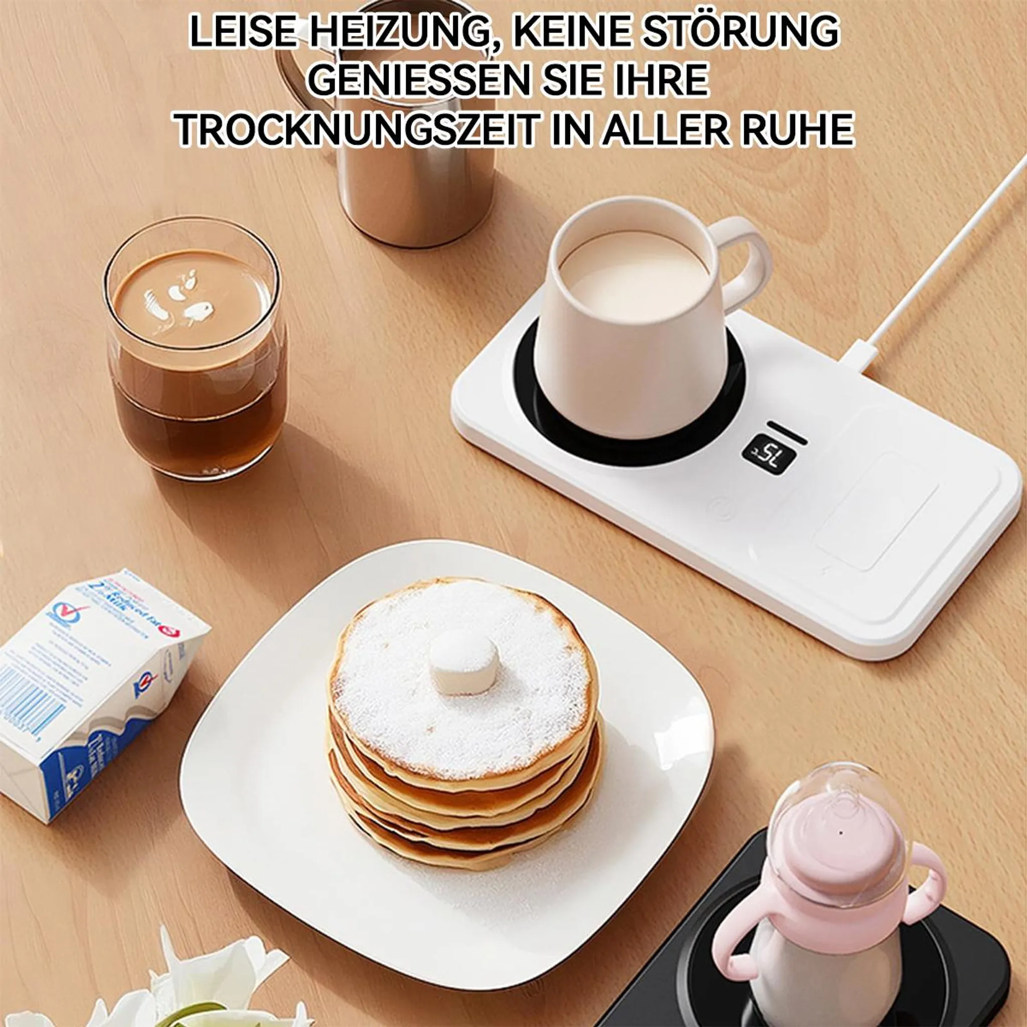 Getränkeerwärmer mit Tassen, Pfannkuchen und Milch. Digitalanzeige zeigt 55°C.