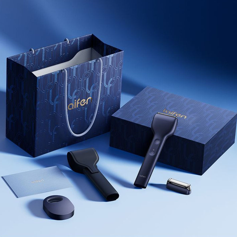 Ein dunkler Rasierer, Ersatzkopf, Ladekabel und eine Geschenkbox auf blauem Hintergrund.