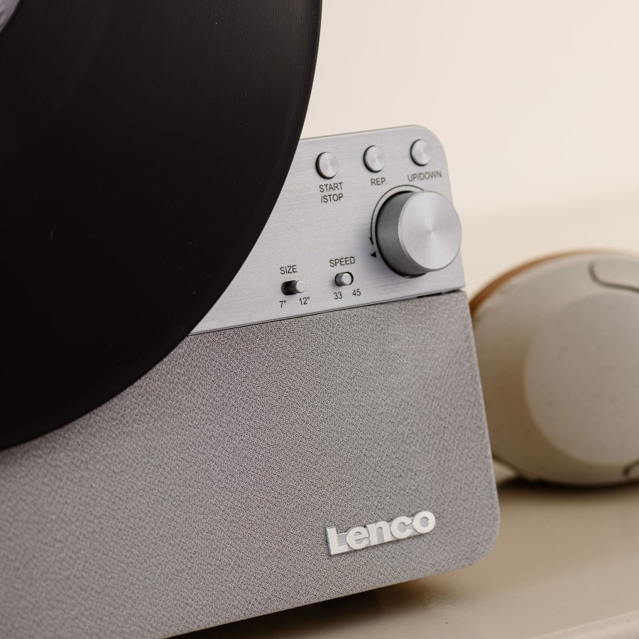 Gramofon Lenco z czarną płytą winylową i przyciskami sterującymi.