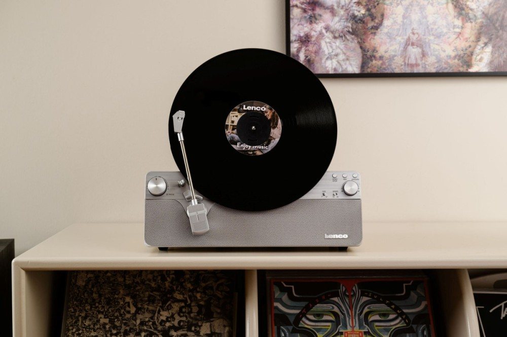 Gramofon z czarną płytą winylową i logo Lenco.