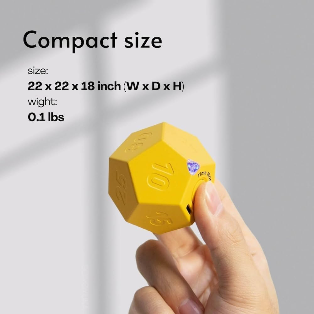 Eine gelbe, zwanzigflächige Würfelform mit Zahlen wird von einer Hand gehalten.