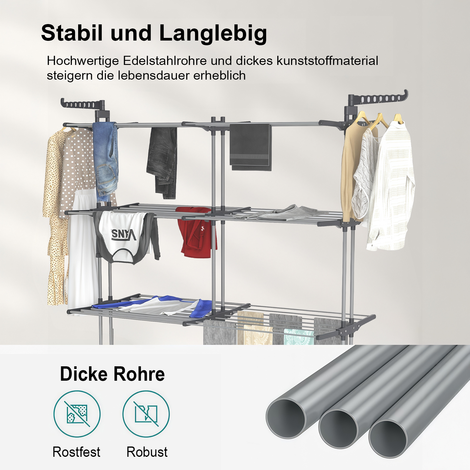 Ein mehrstöckiger Wäschetrockner mit Kleidung, aus Edelstahlrohren.