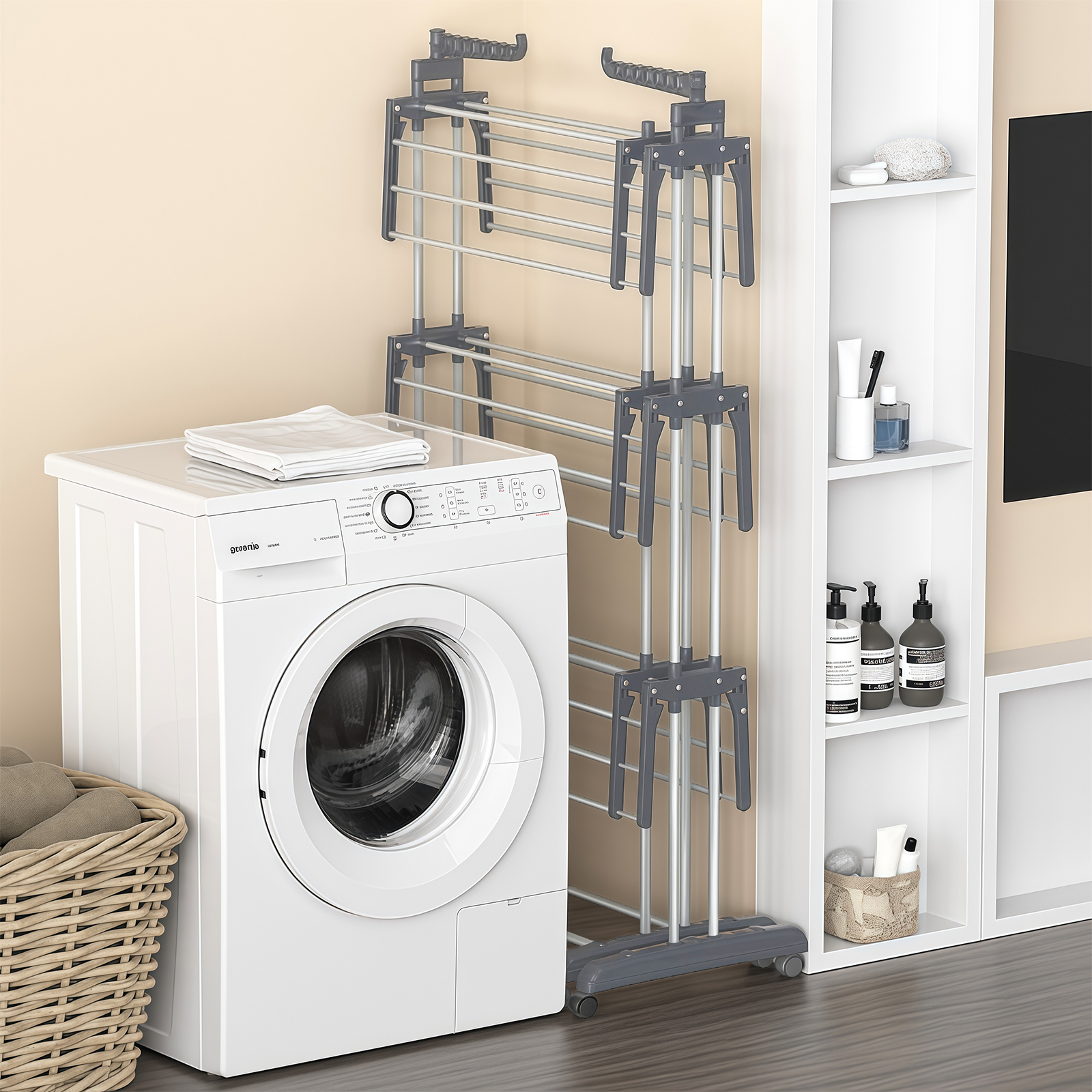 Ein weißer Wäscheständer neben einer Waschmaschine mit gefalteten Handtüchern.