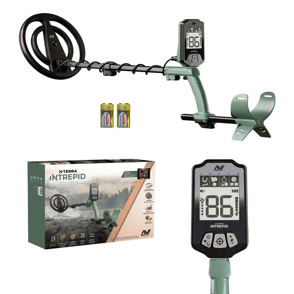 Collage aus Metalldetektorteilen, Karton und Batterien auf weißem Grund.